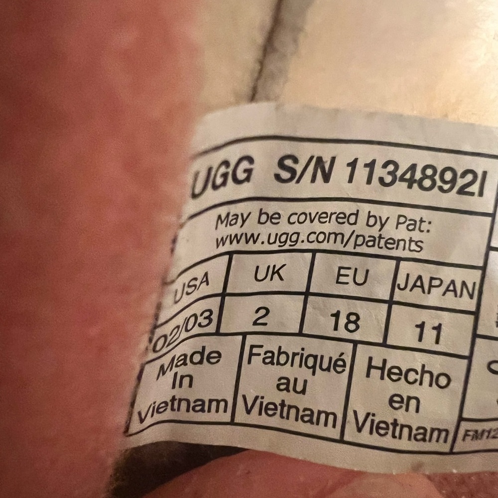 UGGS - Picture 4 of 5